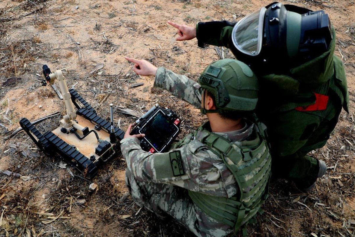 a Mehmetçik Hafter'in tuzakladığı bombaları temizliyor