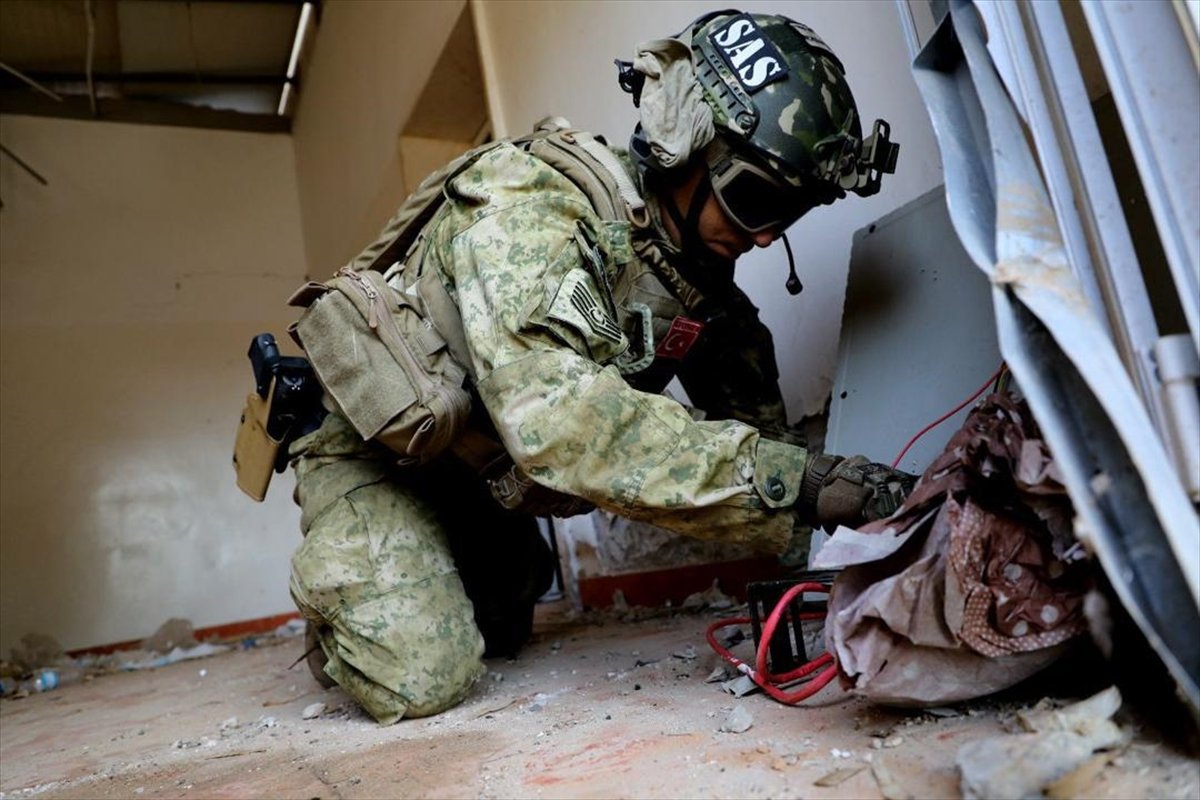 a Mehmetçik Hafter'in tuzakladığı bombaları temizliyor