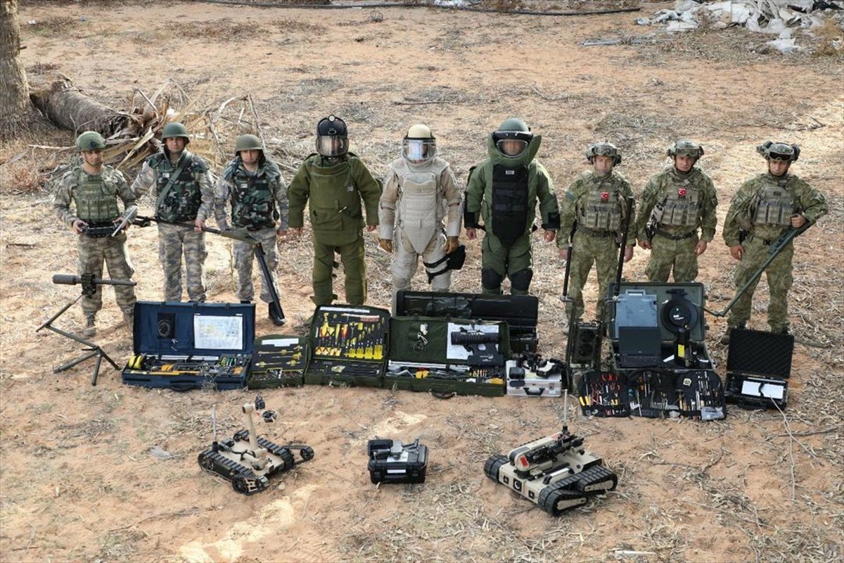 a Mehmetçik Hafter'in tuzakladığı bombaları temizliyor