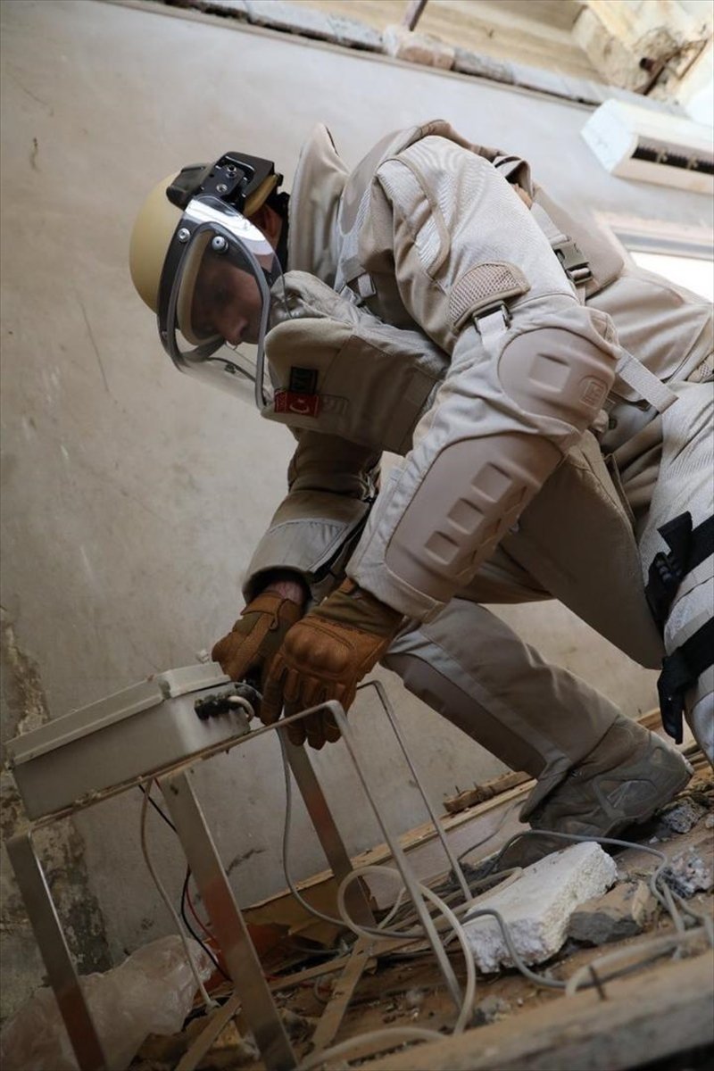 a Mehmetçik Hafter'in tuzakladığı bombaları temizliyor