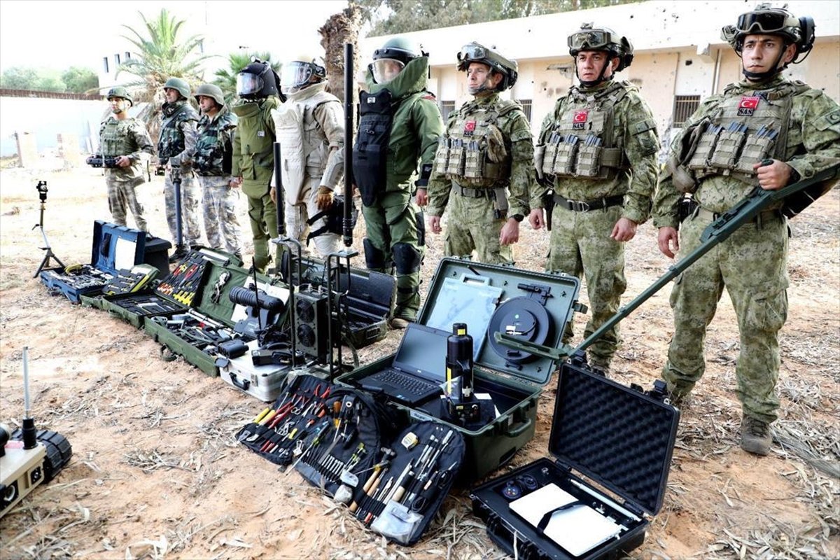 a Mehmetçik Hafter'in tuzakladığı bombaları temizliyor