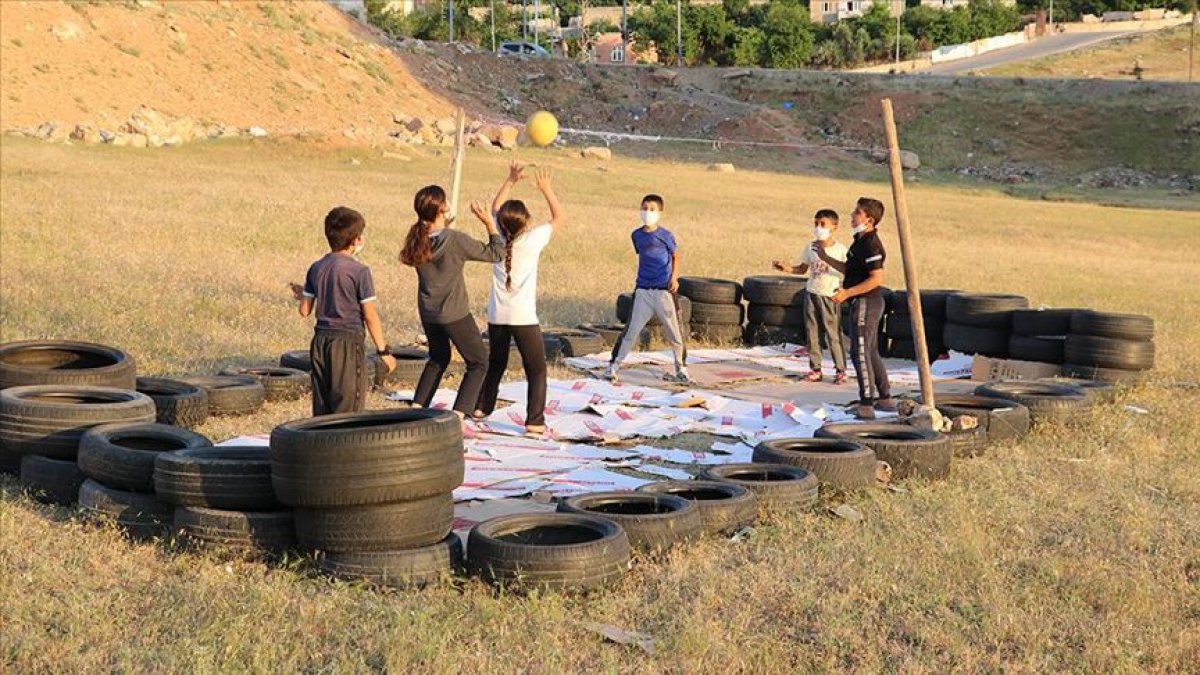 Siirt'te yaşayan çocukların voleybol keyfi
