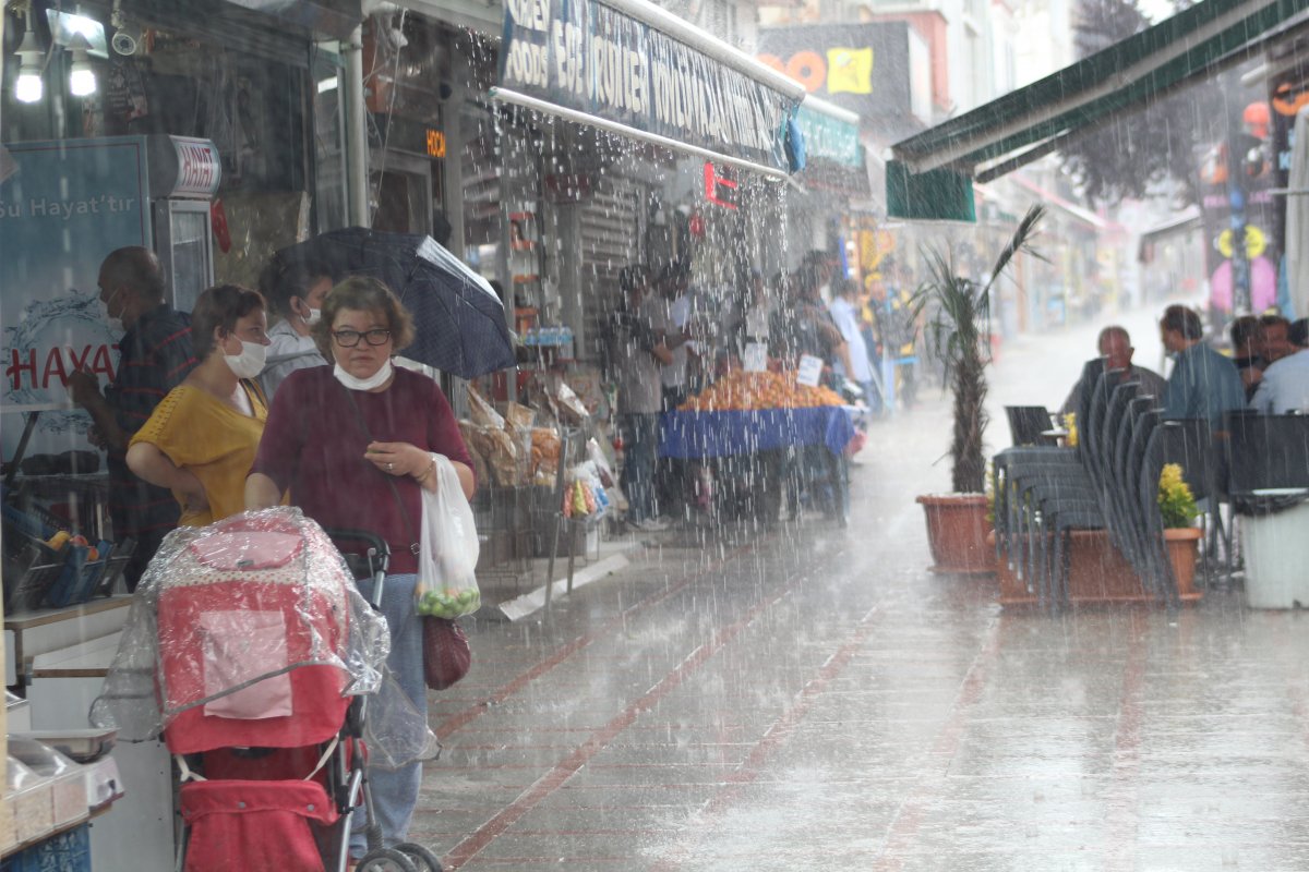 Beklenen yağmur Edirne'de başladı, İstanbul'a geliyor