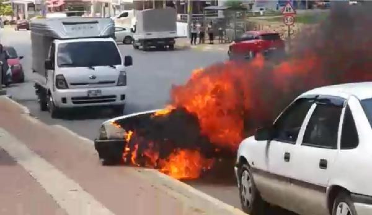 d Antalya'da, alev topuna dönen otomobil