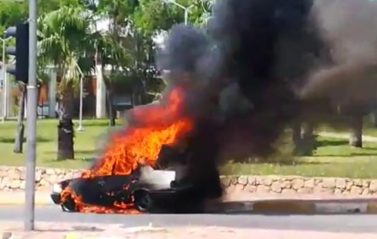 d Antalya'da, alev topuna dönen otomobil