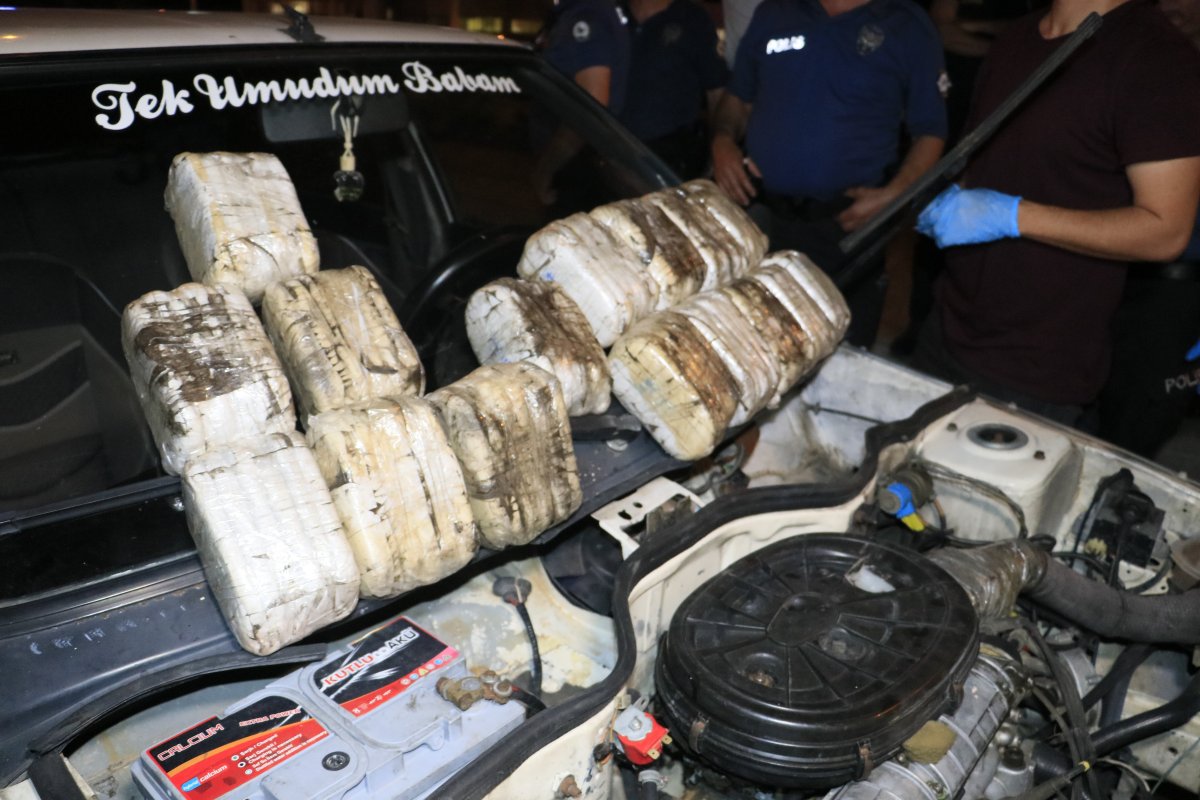 i Adana'da polise çarpıp kaçtı, aracından uyuşturucu çıktı