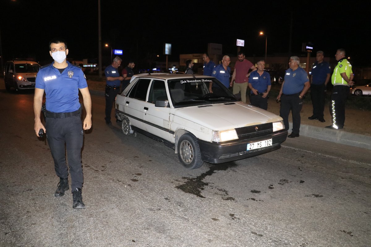 i Adana'da polise çarpıp kaçtı, aracından uyuşturucu çıktı