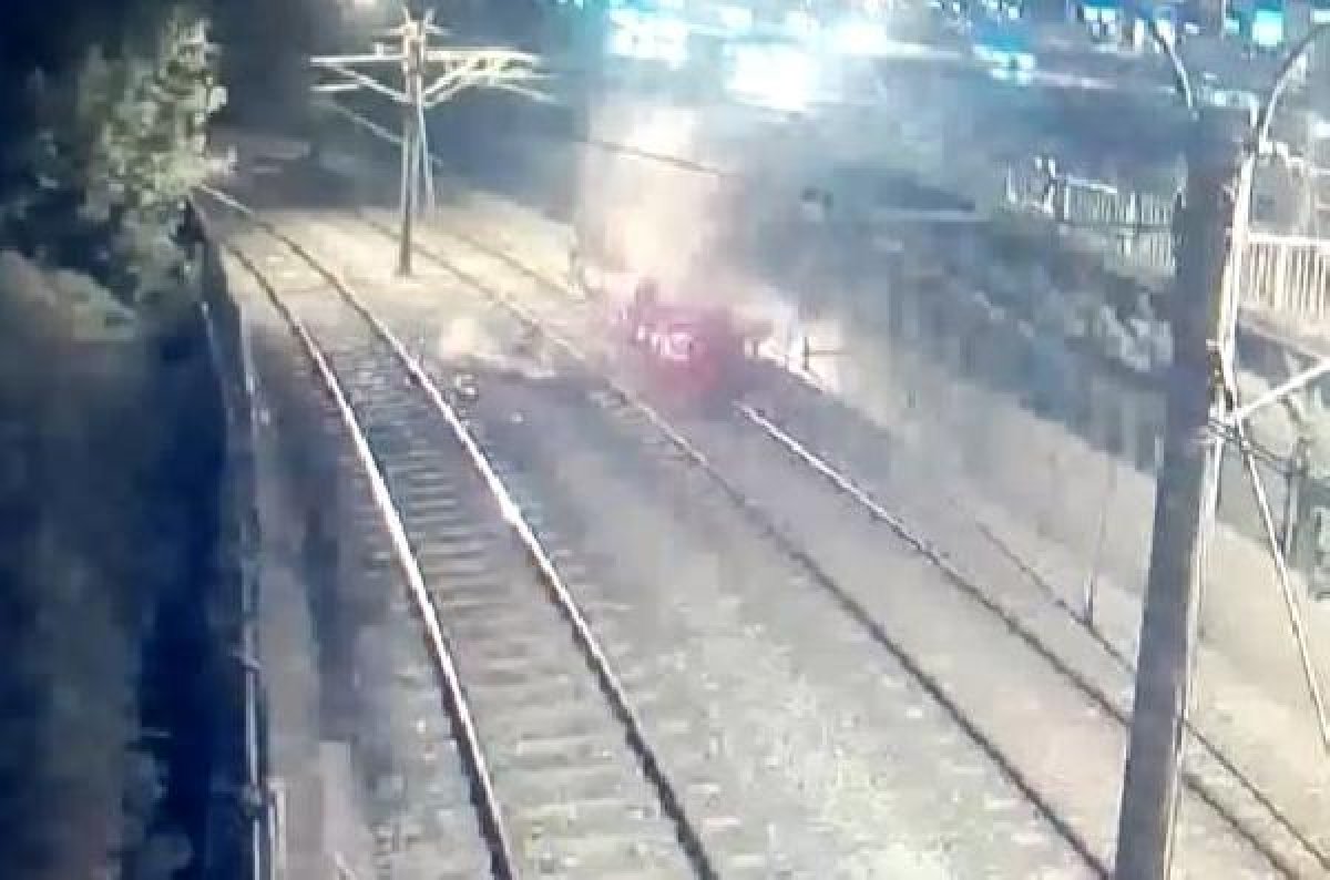 Bakırköy'de otomobil metro hattına düştü