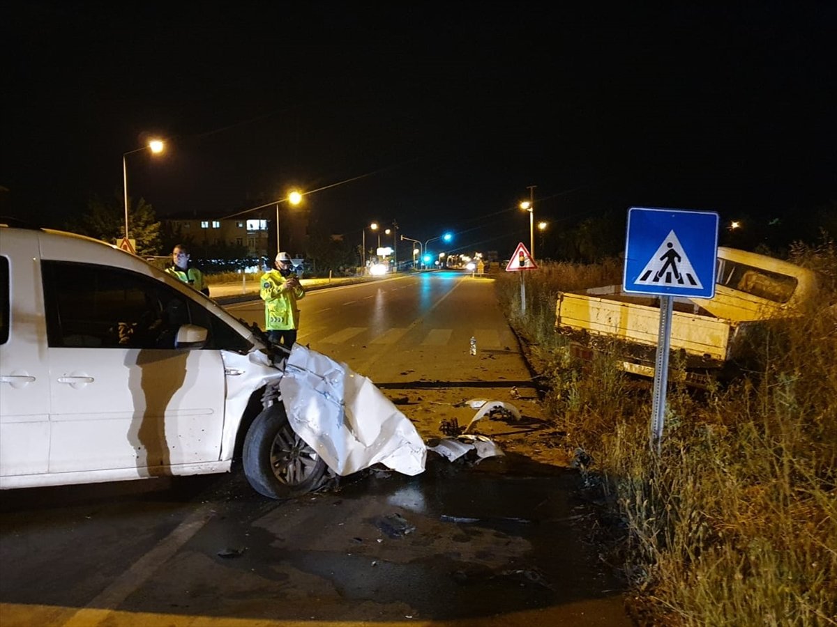 a Bursa'da kamyonet ile hafif ticarinin çarpışma anı
