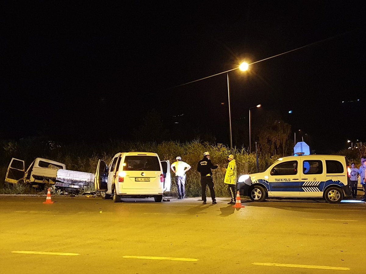 a Bursa'da kamyonet ile hafif ticarinin çarpışma anı