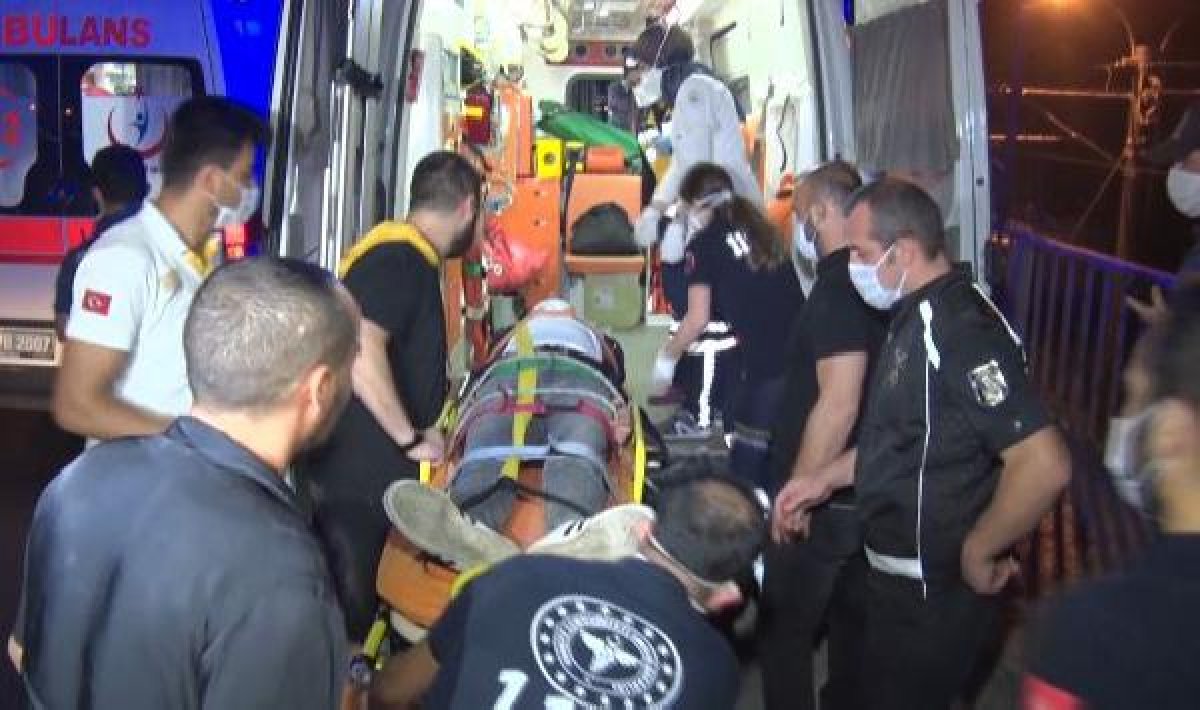 Bakırköy'de otomobil metro hattına düştü