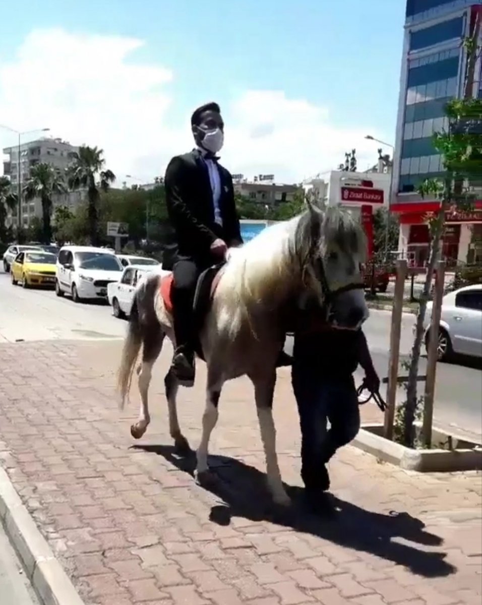 i Antalya'da gelin ve damat düğüne atla gitti