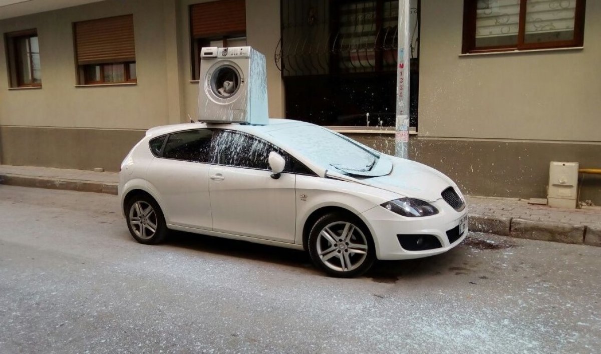 Park eden araca beton parçaları atıp, balyozla saldırdı