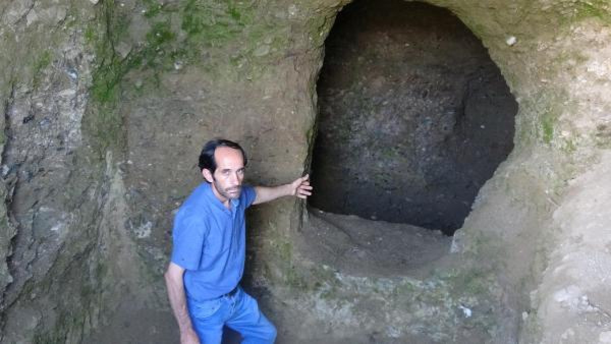 d Aydın'da defineciler asırlık mezarları tahrip etti