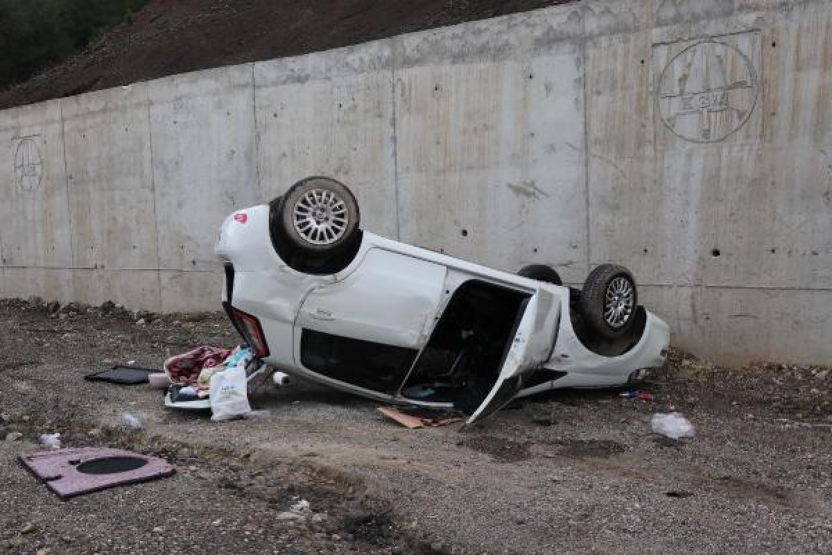 dha Denizli'de araçla takla attılar, yara almadan kurtuldular