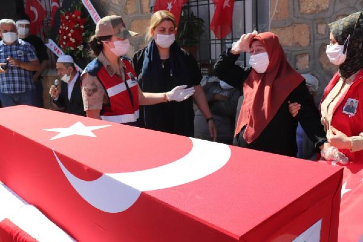 İdlib şehidinin cenaze töreninde PKK'ya lanet yağdırıldı