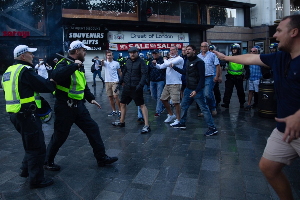 a İngiltere'de karşıt görüşlü göstericiler çatıştı