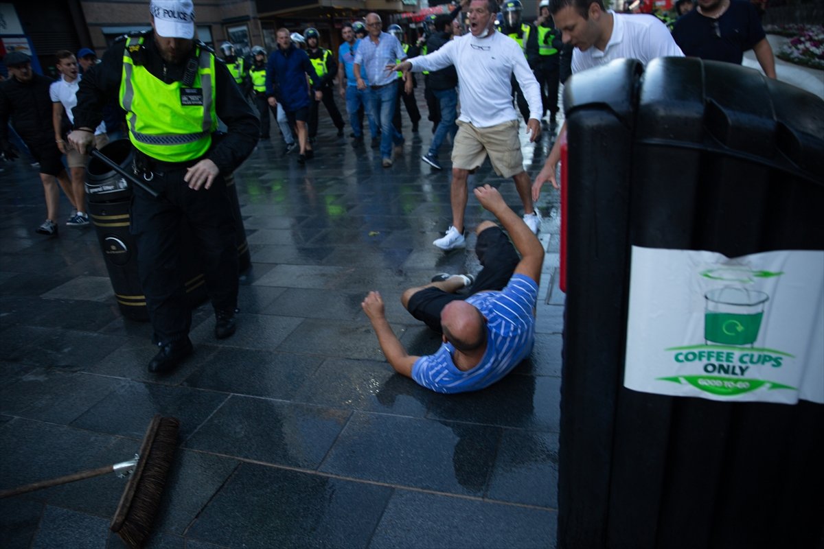 a İngiltere'de karşıt görüşlü göstericiler çatıştı