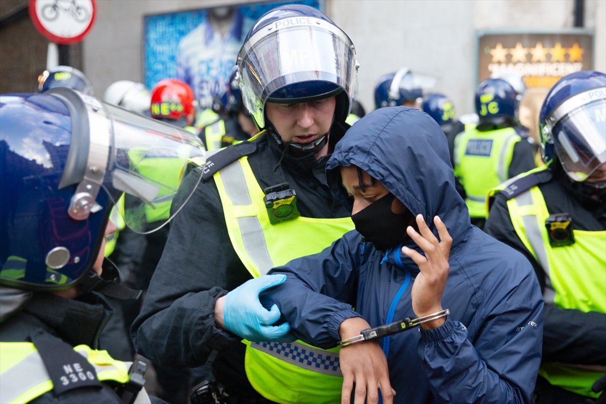 a İngiltere'de karşıt görüşlü göstericiler çatıştı