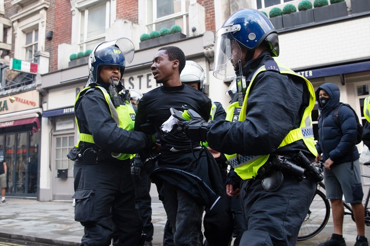 a İngiltere'de karşıt görüşlü göstericiler çatıştı