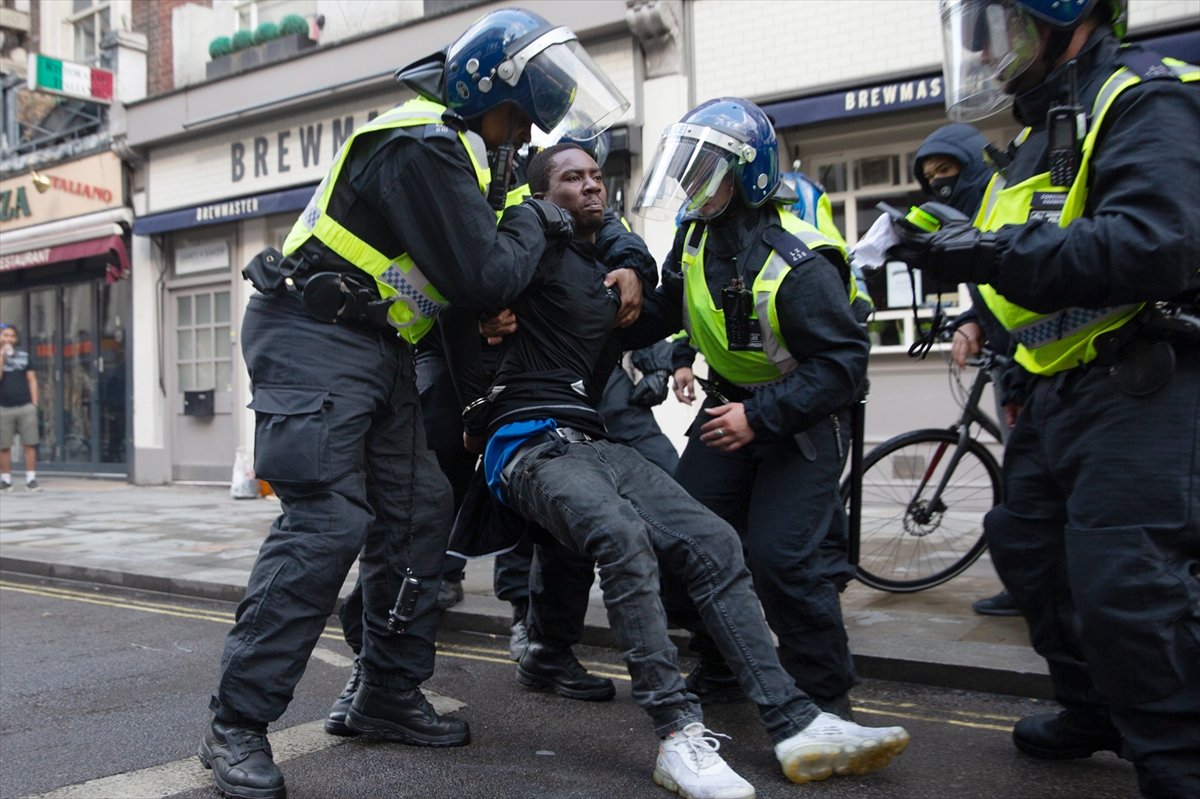 a İngiltere'de karşıt görüşlü göstericiler çatıştı