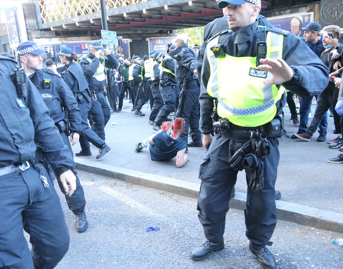 a İngiltere'de karşıt görüşlü göstericiler çatıştı