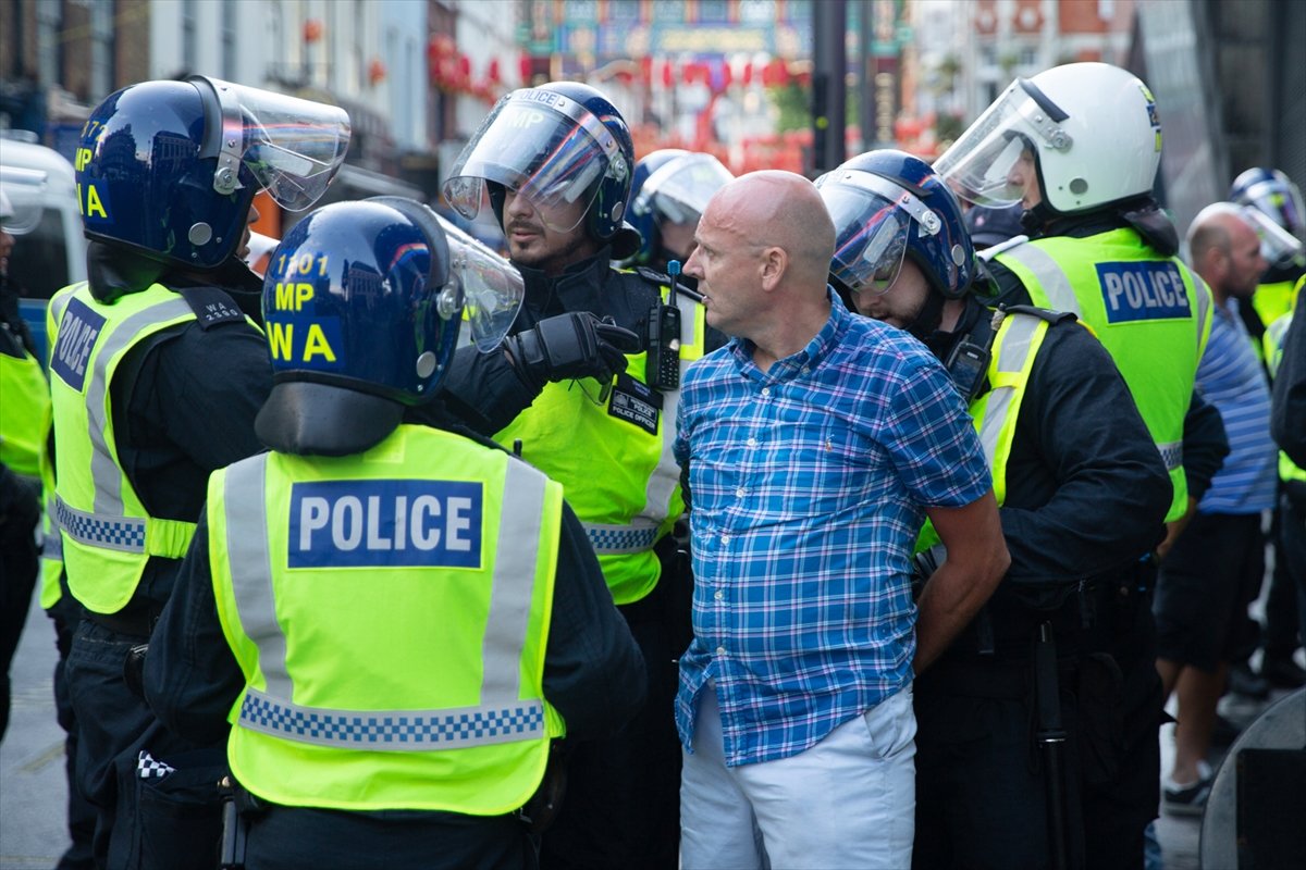 a İngiltere'de karşıt görüşlü göstericiler çatıştı