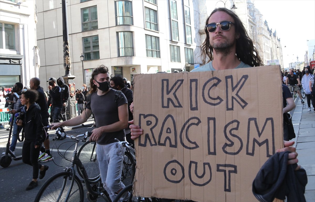 a İngiltere'de karşıt görüşlü göstericiler çatıştı