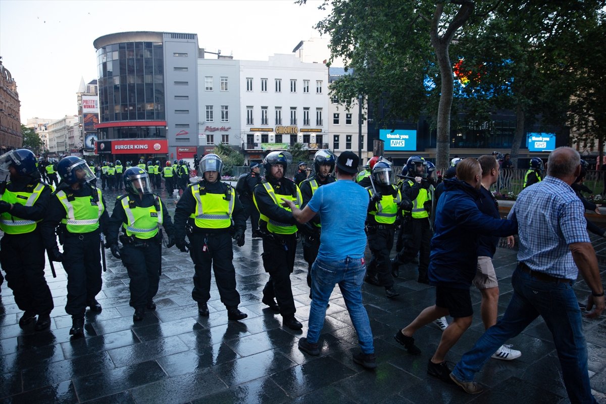 a İngiltere'de karşıt görüşlü göstericiler çatıştı