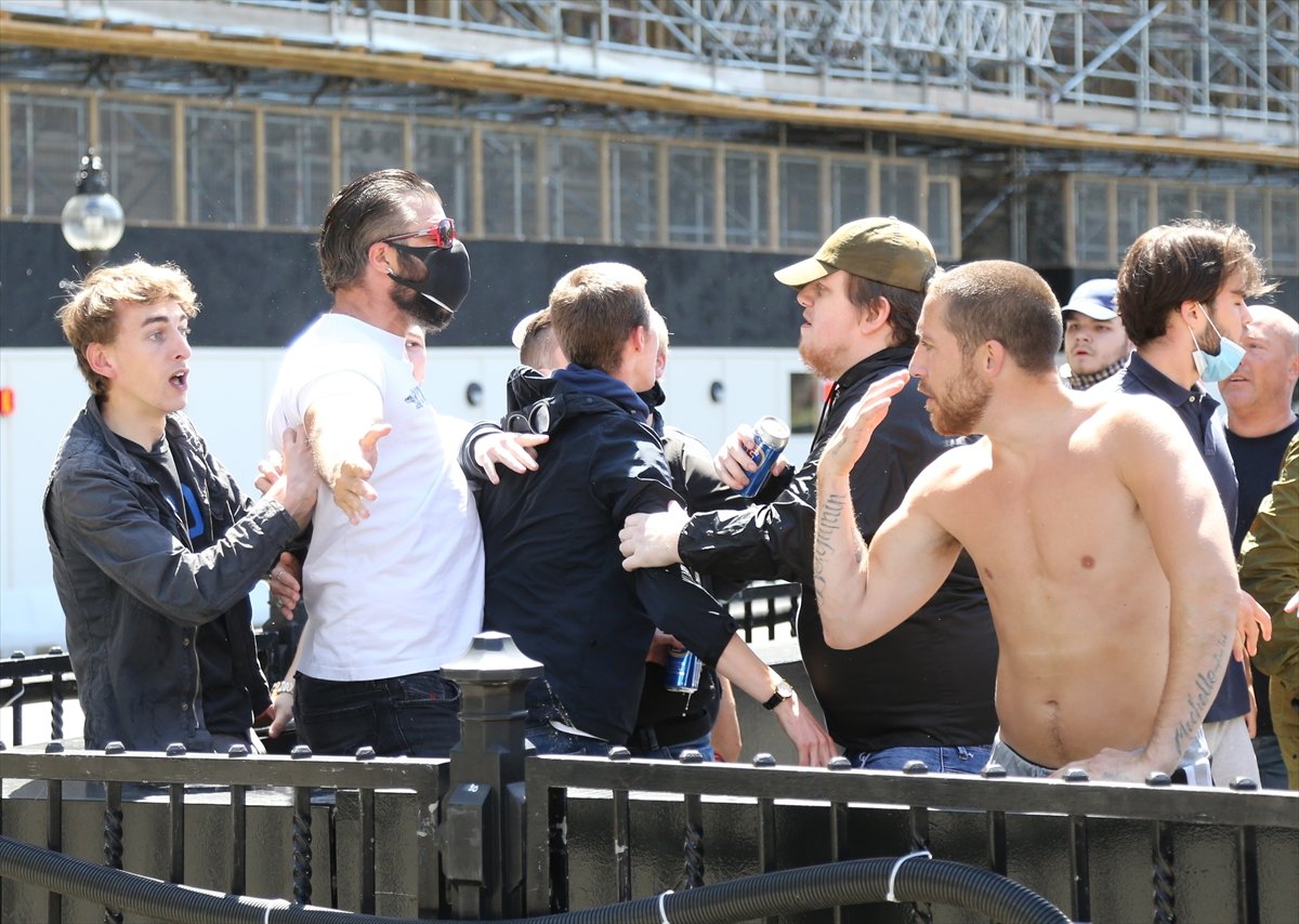 i İngiltere'de karşıt görüşlü göstericiler çatıştı