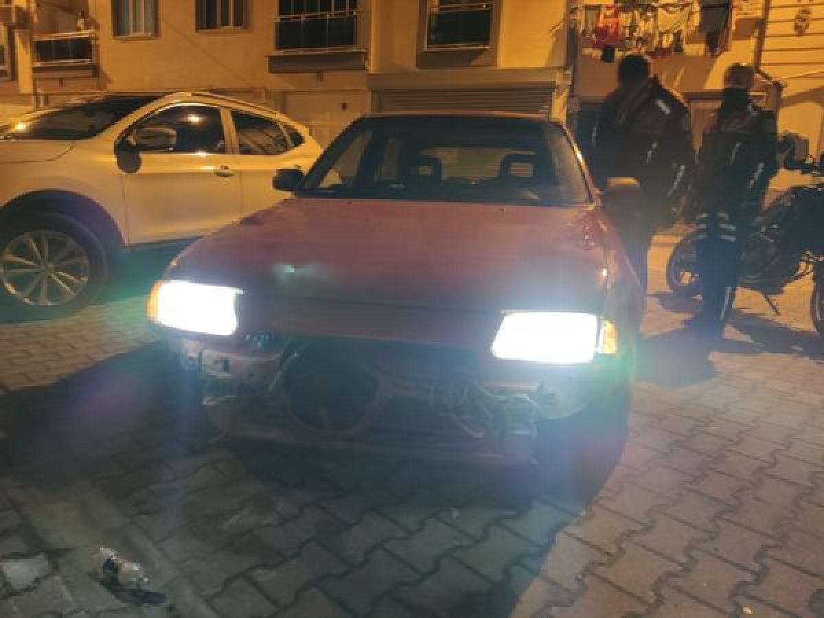 Bursa'da 'dur' ihtarına uymayan sürücü 3 araca çarptı