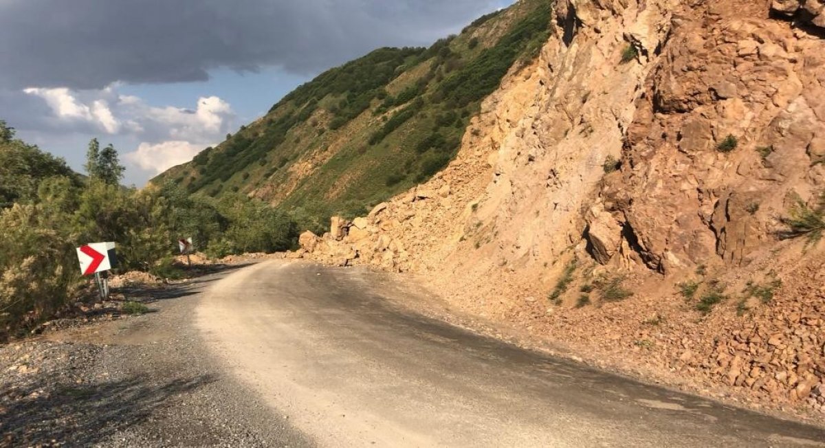 Bingöl’de deprem sonrası heyelan anı kamerada