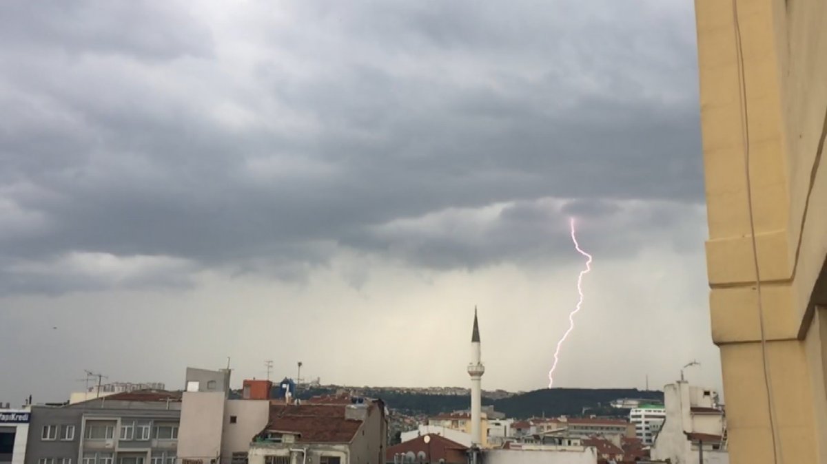 i Eskişehir’de şimşekler gökyüzünü aydınlattı