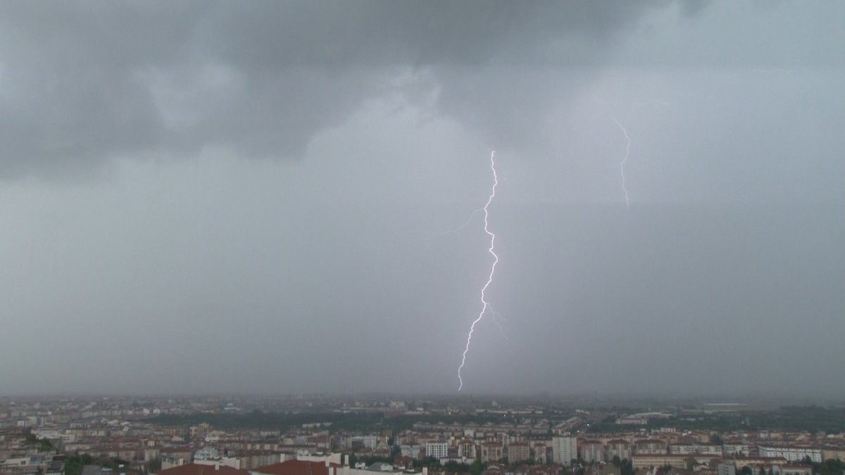 i Eskişehir’de şimşekler gökyüzünü aydınlattı