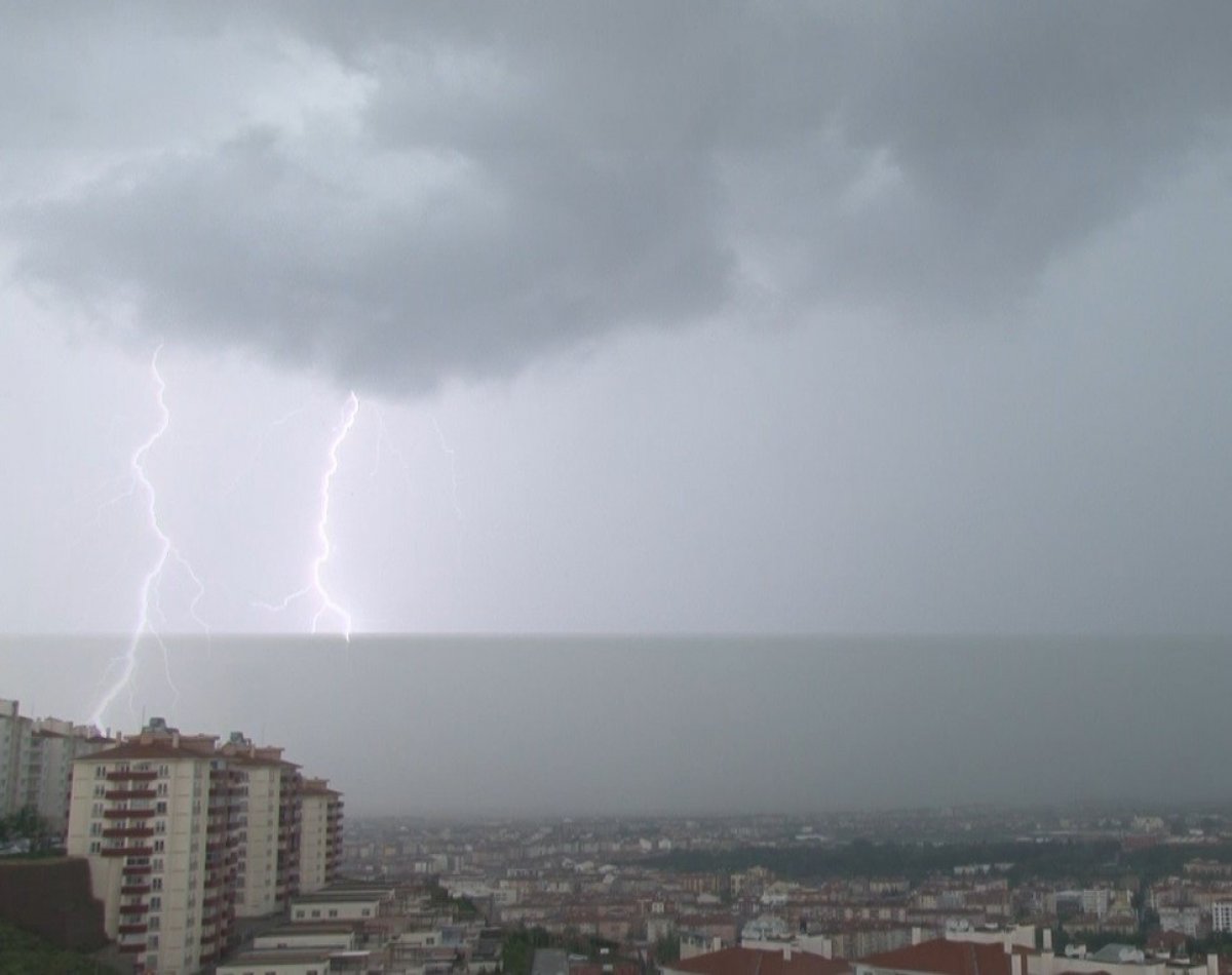 i Eskişehir’de şimşekler gökyüzünü aydınlattı