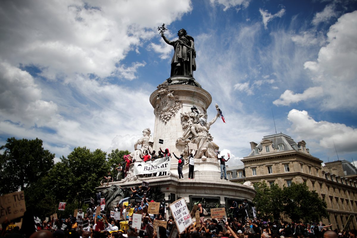r Macron: Hiçbir heykeli kaldırmayacağız