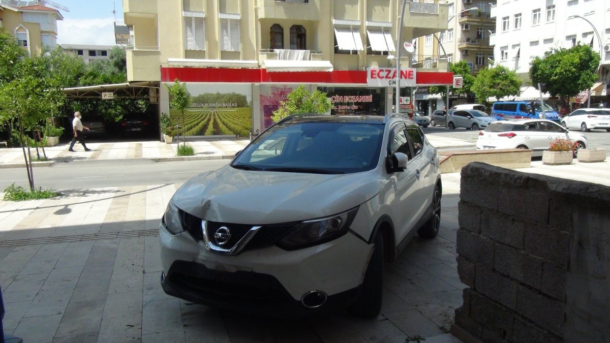 Antalya'da ışık ihlali yaptı, trafik lambasına çarptı