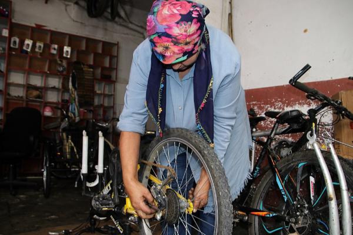 d Bisiklet tamiri için oğluna yardımcı olan kadın usta oldu