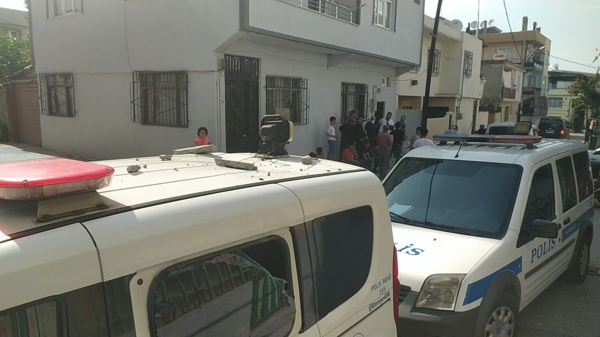 Bursa'da babasıyla kavga eden oğul polis otosunu taşladı