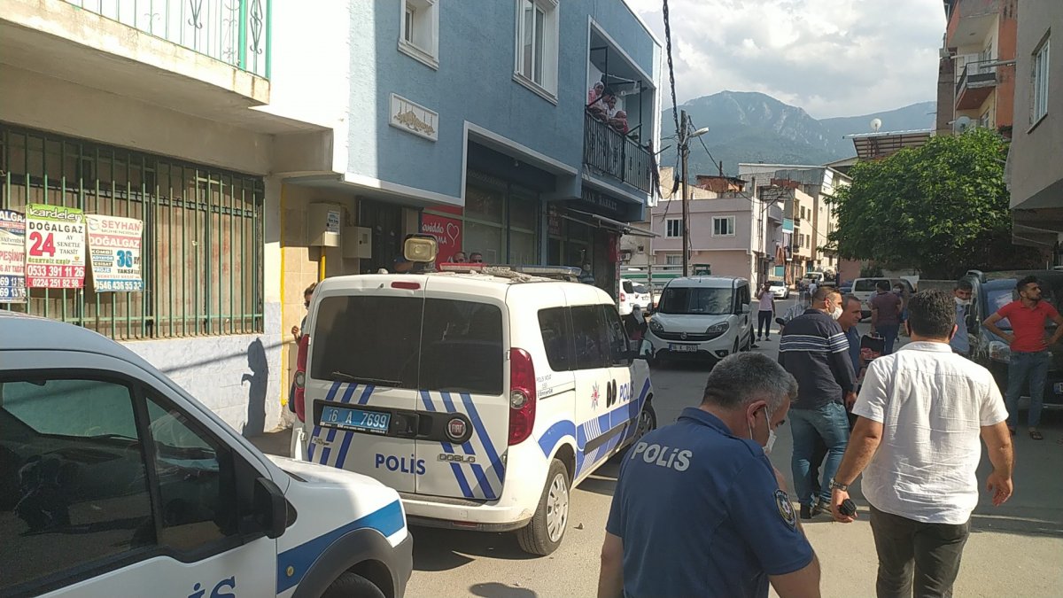 Bursa'da babasıyla kavga eden oğul polis otosunu taşladı