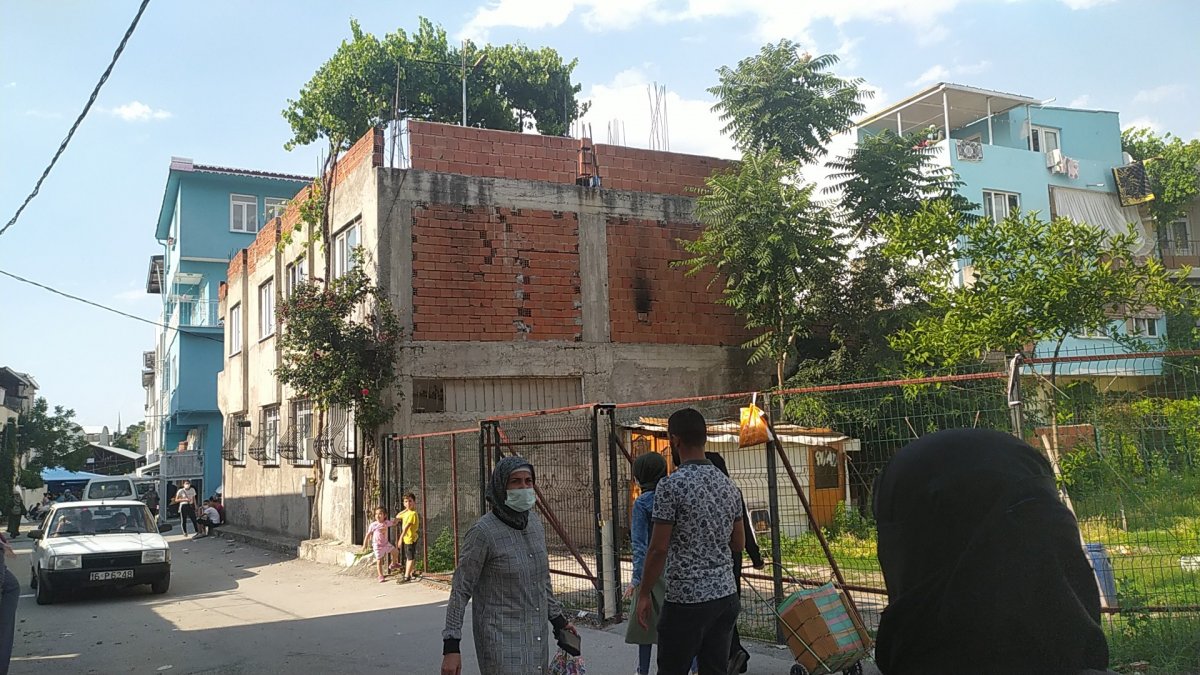 Bursa'da babasıyla kavga eden oğul polis otosunu taşladı
