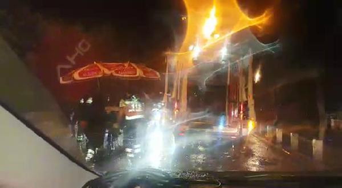 d Bursa'da kaza yapan sürücüyü şemsiyeyle korudular