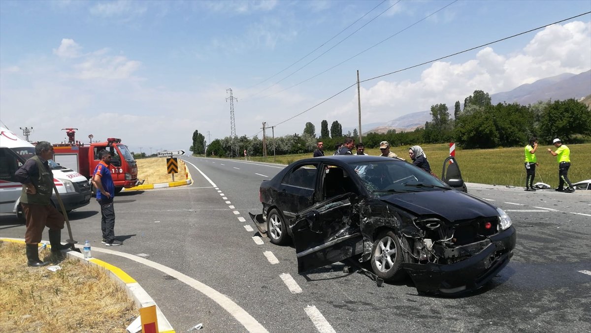 Erzincan'da iki araç çarpıştı: 10 yaralı