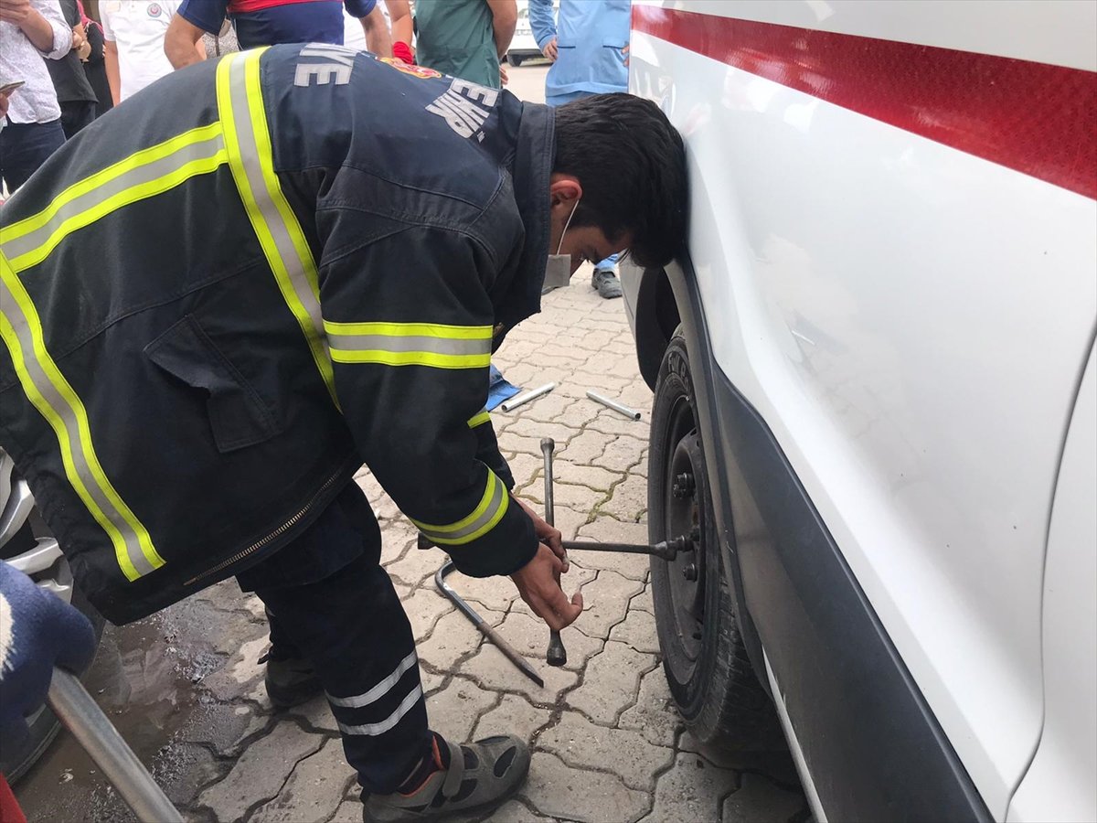 a Nevşehir'de ambulansın tekerine yılan dolandı