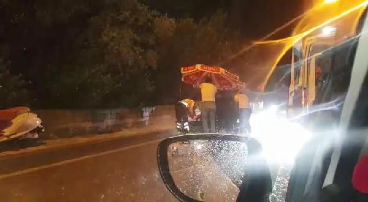 d Bursa'da kaza yapan sürücüyü şemsiyeyle korudular