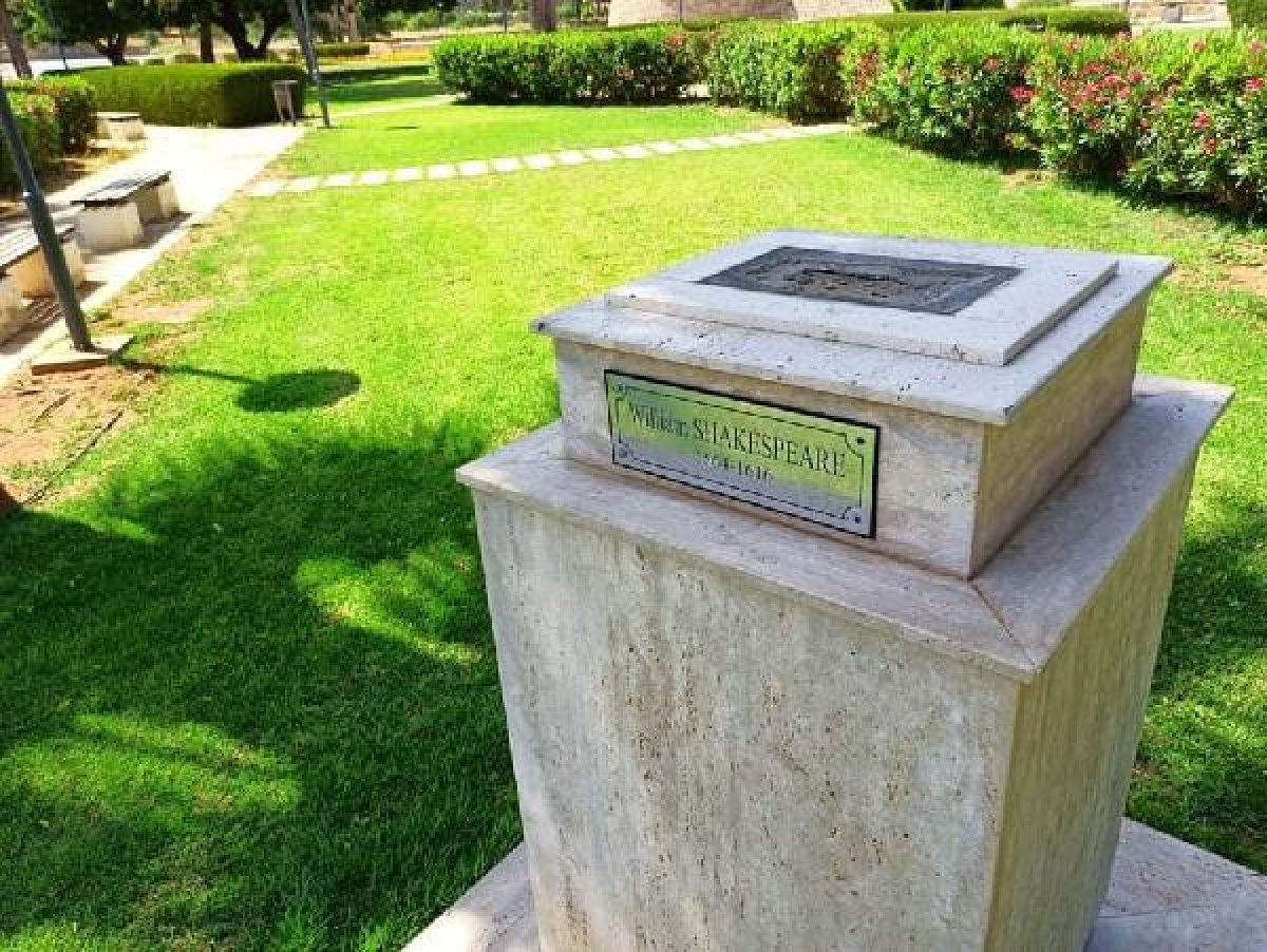 d KKTC'de Shakespeare'in büstü çalındı