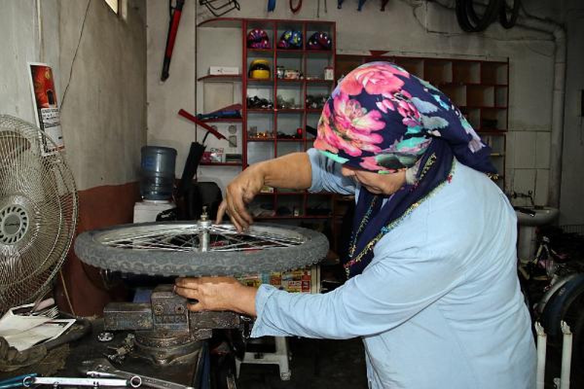 d Bisiklet tamiri için oğluna yardımcı olan kadın usta oldu