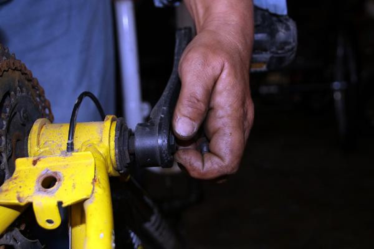 d Bisiklet tamiri için oğluna yardımcı olan kadın usta oldu