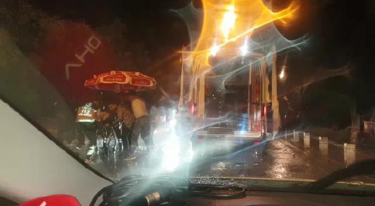 d Bursa'da kaza yapan sürücüyü şemsiyeyle korudular