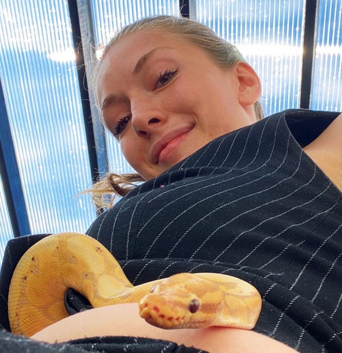 Yasemin Allen, pitonu vücudunda gezdirdi